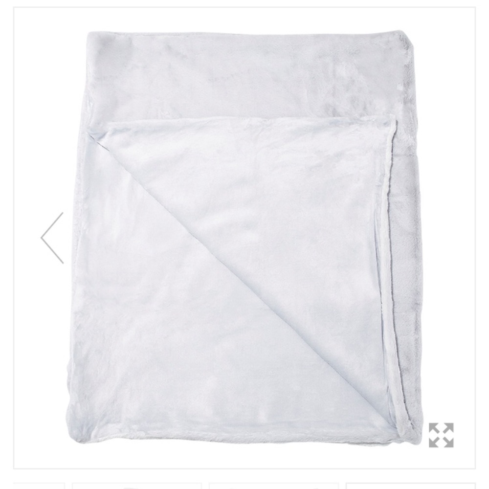 New NWT Unhide Lil Marsh Marshmallow Soft Faux Fur Small Blanket Throw Silver - Picture 3 of 3